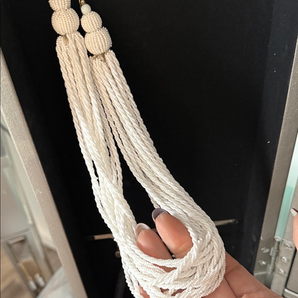 Elegant White Beaded Necklace - Picture 3 of 3